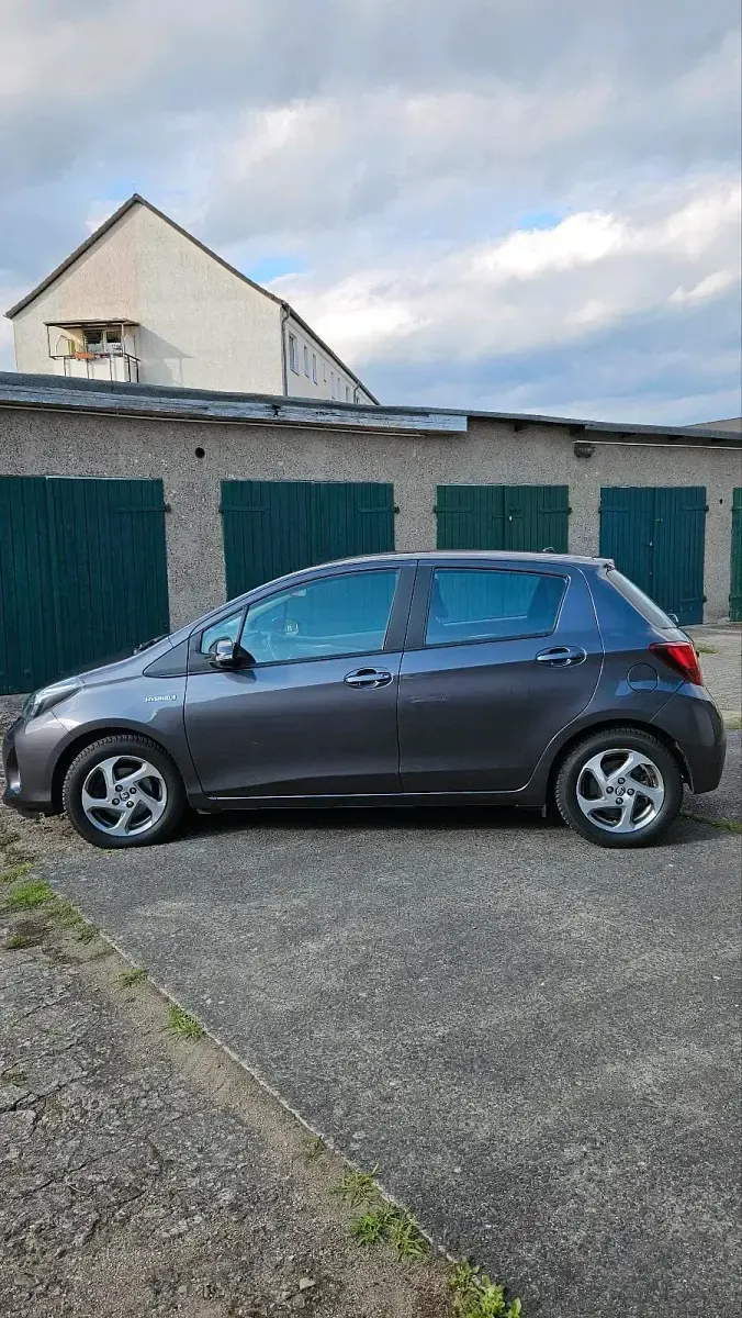 Gebraucht Toyota Yaris 73 PS (53 kW) 2016 Grau Kleinwagen
