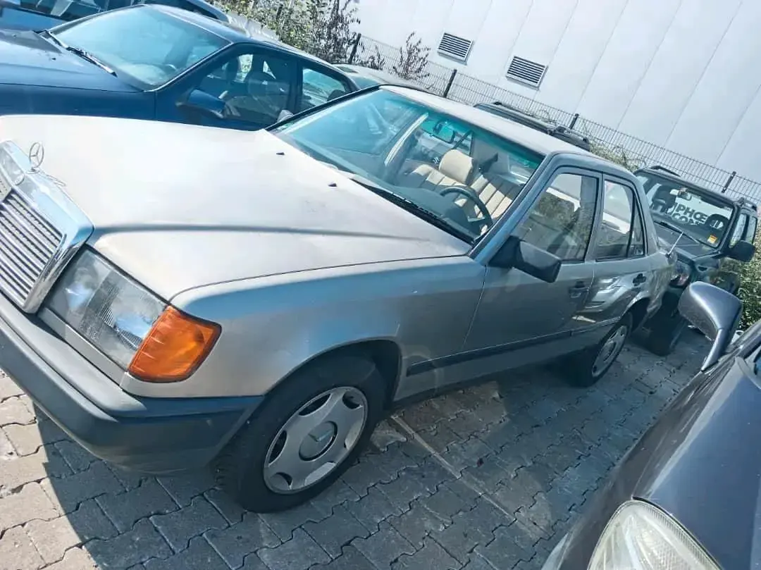 Brugt Mercedes E230 130 HK (95 kW) 1988 Sedan