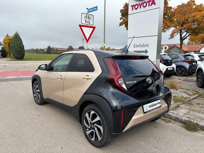 Neu Toyota Aygo X 72 PS (52 kW) 2025 Beige SUV