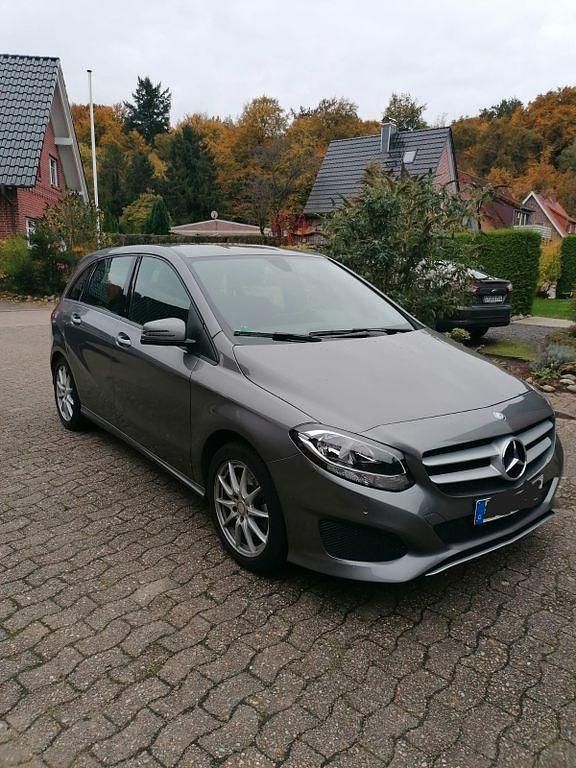 Grau Gebraucht 2015 Mercedes B250 Van / Kleinbus | 20.999 € (Etwas zu teuer) - Bild 1/4