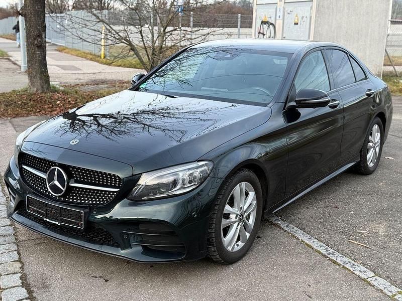 Grün Gebraucht 2018 Mercedes C200 AMG line Limousine | 26.990 € (Etwas zu teuer) - Bild 1/4