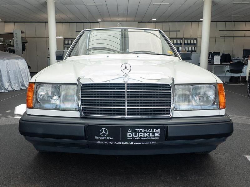 Gebraucht Mercedes E230 136 PS (100 kW) 1985 Weiß Limousine
