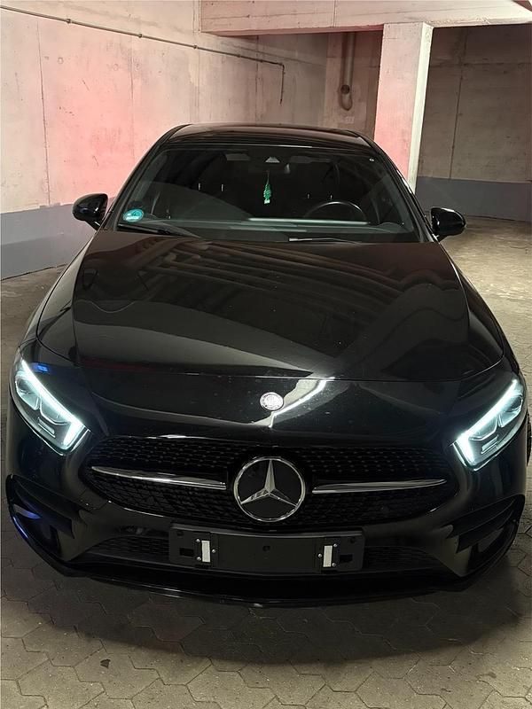 Schwarz Gebraucht 2020 Mercedes A250 AMG line Limousine | 25.000 € (Guter Preis) - Bild 1/4