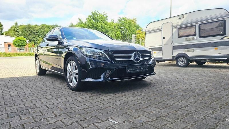 Schwarz Gebraucht 2018 Mercedes C180 Limousine | 21.700 € - Bild 1/4