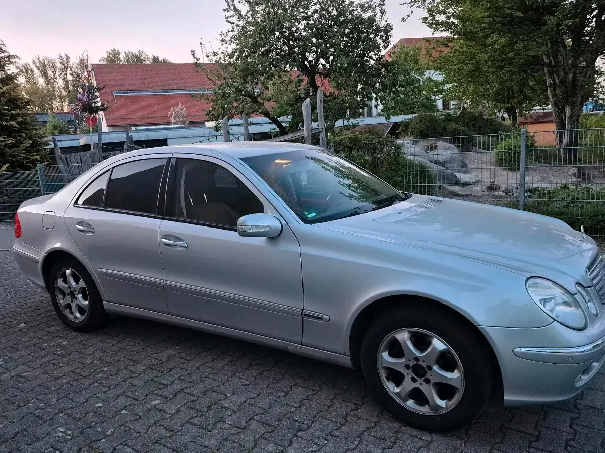 Second-hand Mercedes E270 177 CP (130 kW) 2004 Argintiu Berlinǎ