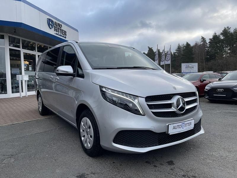 Brillantsilber metallic (metallic) Gebraucht 2023 Mercedes V220 Van / Kleinbus | 51.990 € (Fairer Preis) - Bild 1/4