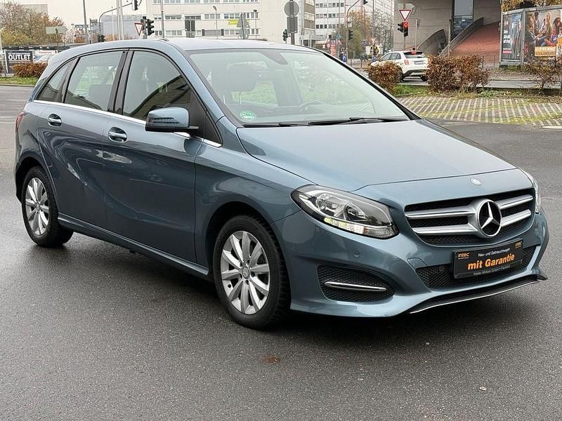 Gebraucht Mercedes 180 Style 109 PS (80 kW) 2015 Blau Limousine