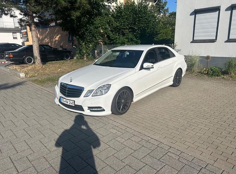 Weiß Gebraucht 2013 Mercedes E220 Avantgarde Limousine | 12.000 € (Fairer Preis) - Bild 1/4