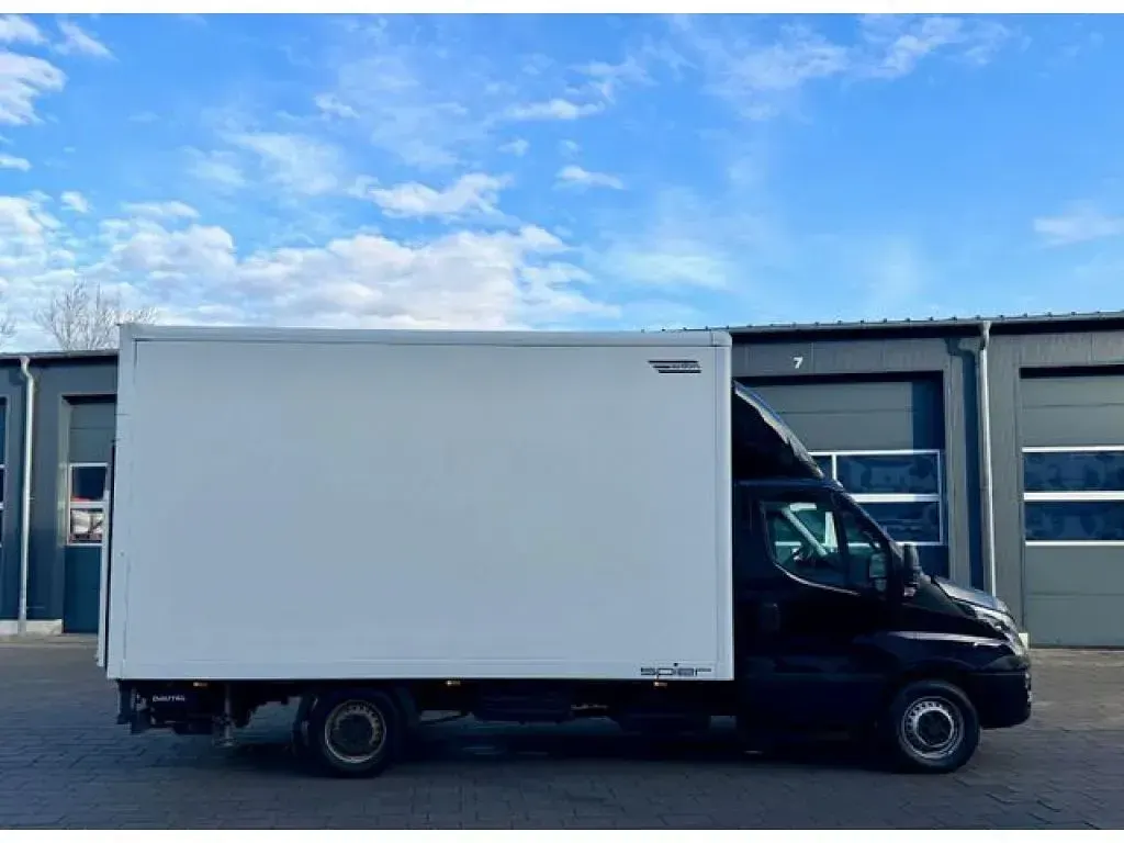 Gebraucht Iveco Daily 204 PS (150 kW) 2018 Black ral 9005 Van