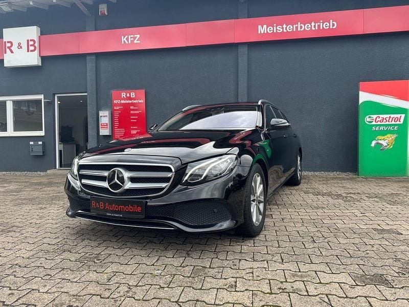 Schwarz Gebraucht 2017 Mercedes E220 Limousine | 16.900 € (Guter Preis) - Bild 1/4