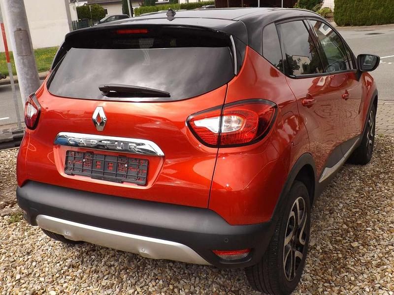 Gebraucht Renault Captur XMOD 90 PS (66 kW) 2016 Rot nnp + schwarz gne SUV