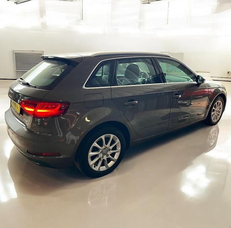 Gebraucht Audi A3 Sportback Attraction 110 PS (80 kW) 2015 Grau Kleinwagen