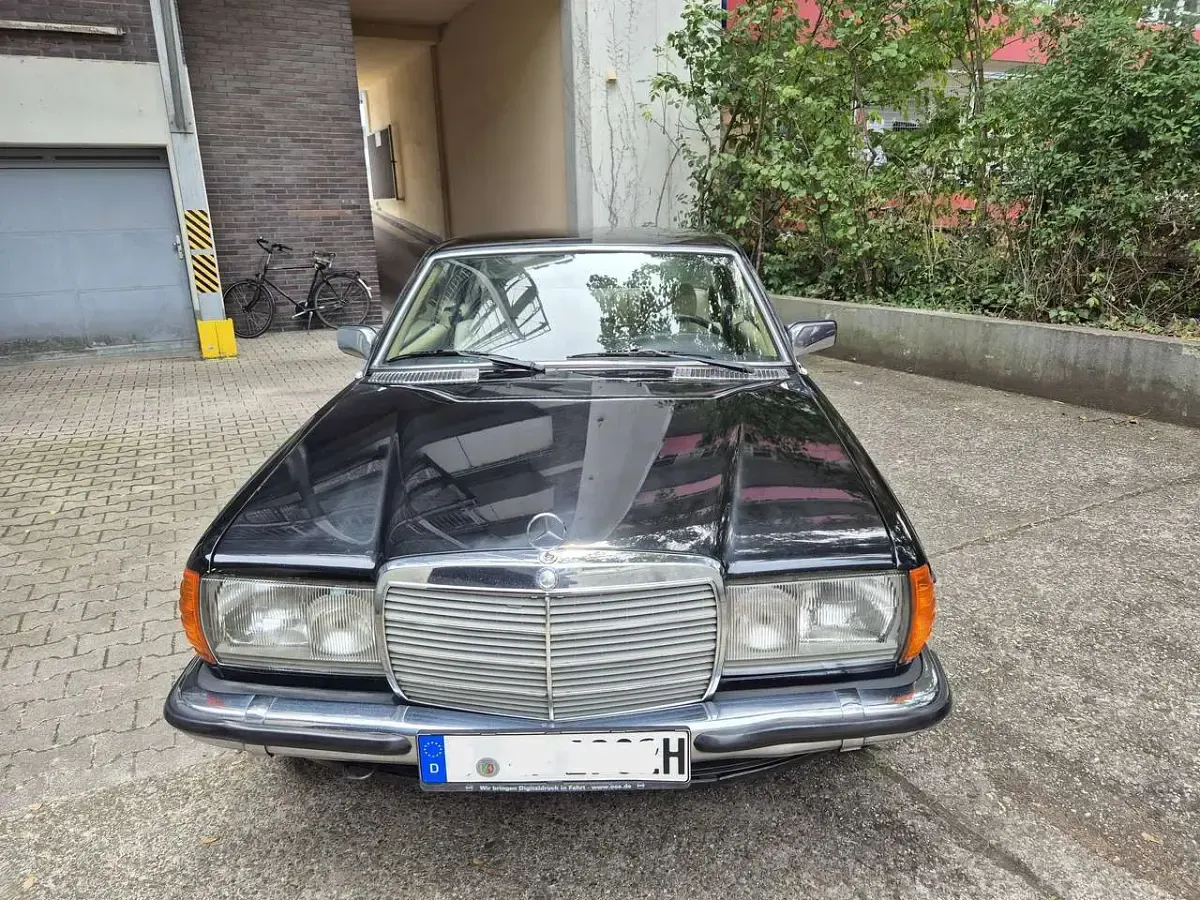 Gebraucht Mercedes 230 136 PS (100 kW) 1982 Schwarz Coupé