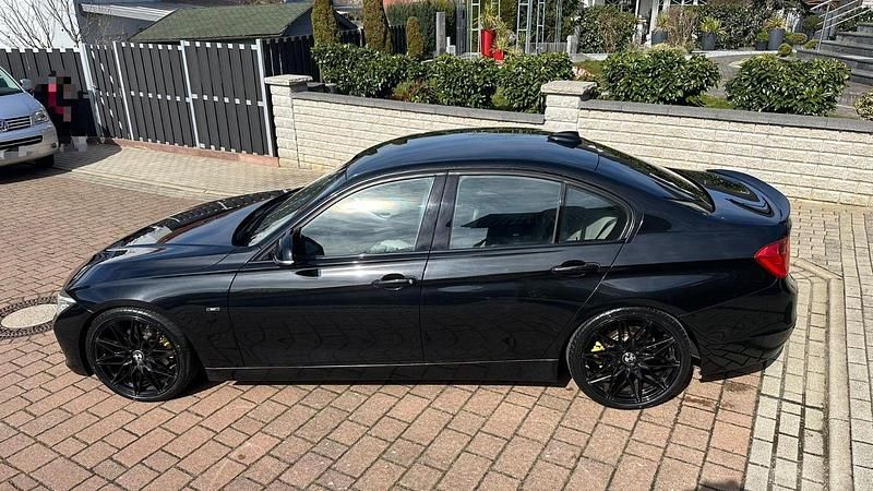 Gebraucht BMW 320 Sport Line 184 PS (135 kW) 2012 Schwarz Limousine