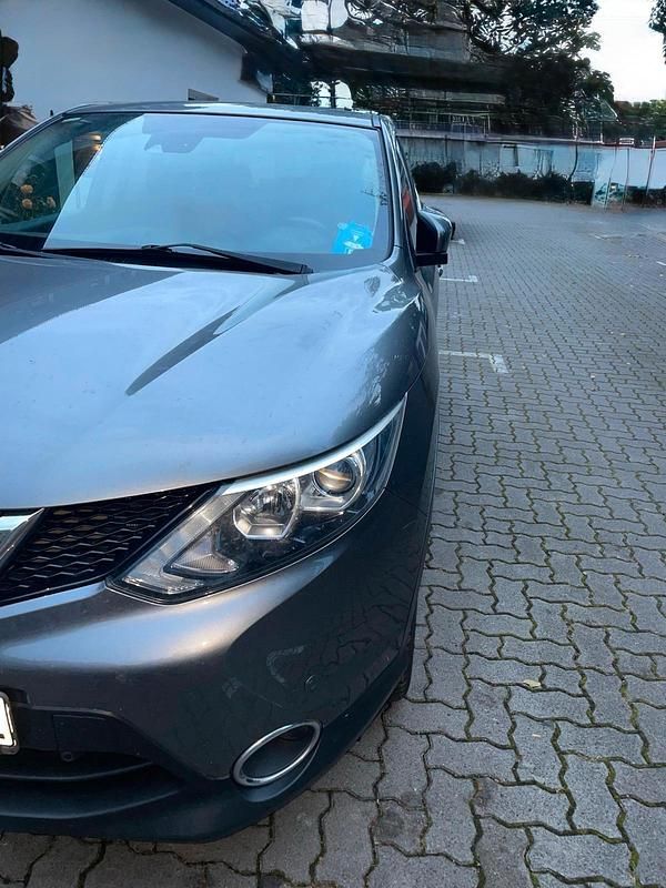 Grau Gebraucht 2016 Nissan Qashqai SUV | 11.500 € (Fairer Preis) - Bild 1/4