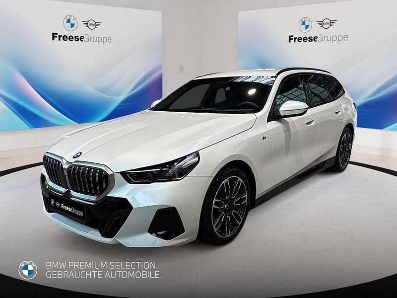 Mineralweiss Gebraucht 2024 BMW 520 M Sport Kombi | 49.990 € (Superpreis) - Bild 1/4