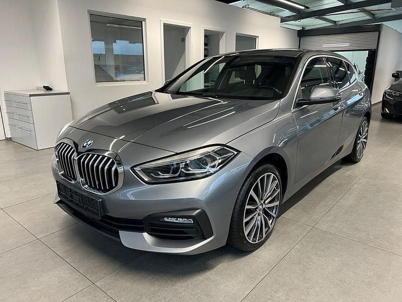 Grau Gebraucht 2023 BMW 118 Performance Kleinwagen | 22.990 € (Fairer Preis) - Bild 1/4