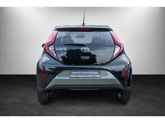 Gebraucht Toyota Aygo X Comfort 72 PS (52 kW) 2022 Cardamon green metallic/ night sky black SUV