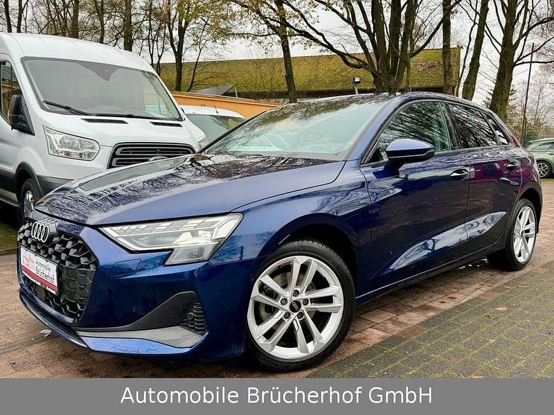 Navarrablau metallic (metallic) Gebraucht 2024 Audi A3 Sport Limousine | 29.990 € (Superpreis) - Bild 1/4