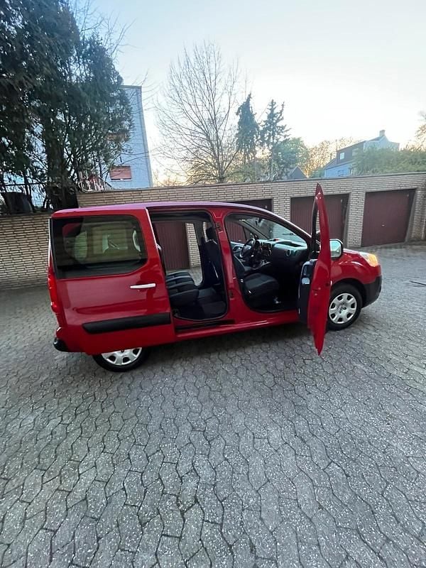 Gebraucht Peugeot Partner Tepee 98 PS (72 kW) 2011 Rot Van / Kleinbus