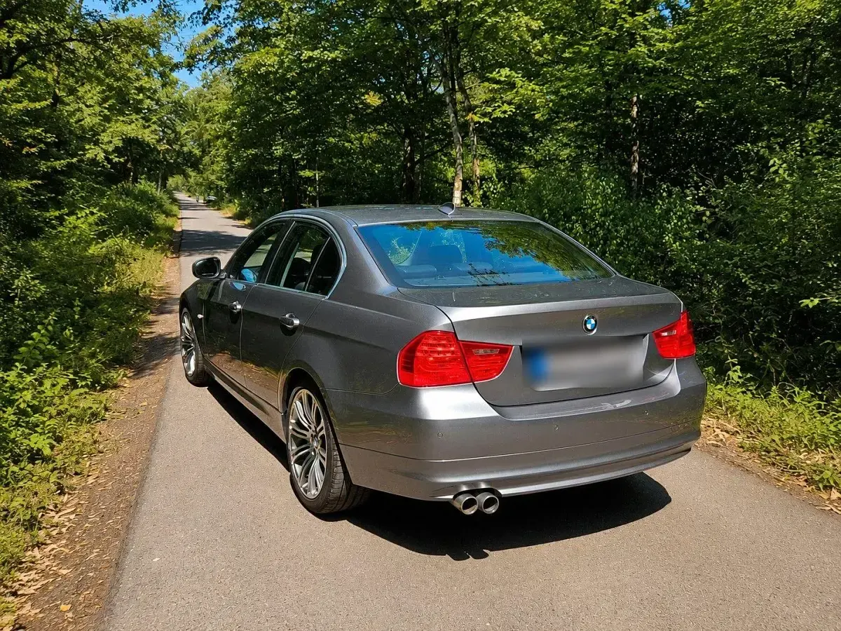 Gebraucht BMW 330 Sport Line 245 PS (180 kW) 2009 Grau Limousine