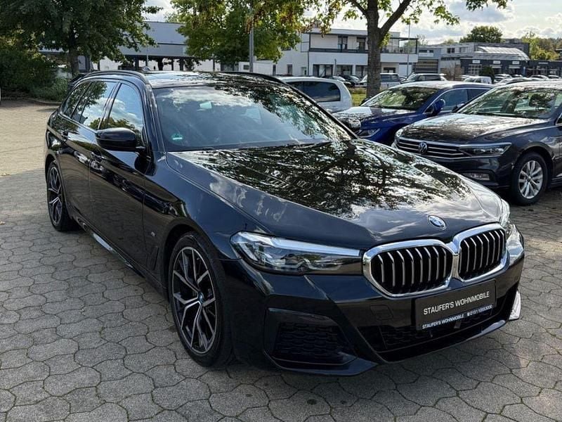 Schwarz Gebraucht 2021 BMW 520 M Sport Limousine | 27.799 € (Superpreis) - Bild 1/4