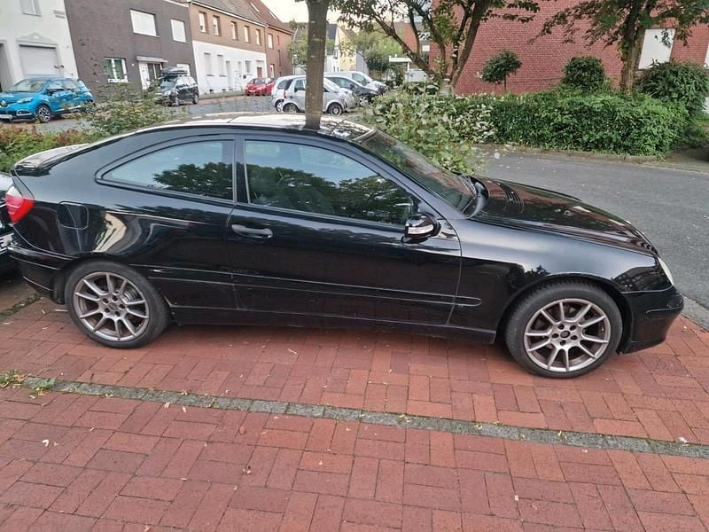Schwarz Gebraucht 2002 Mercedes C200 Coupé | 1.999 € - Bild 1/4