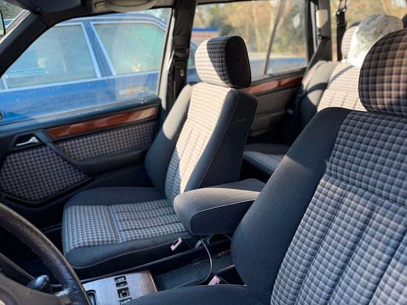 Gebraucht Mercedes 300 109 PS (80 kW) 1988 Grau Kombi