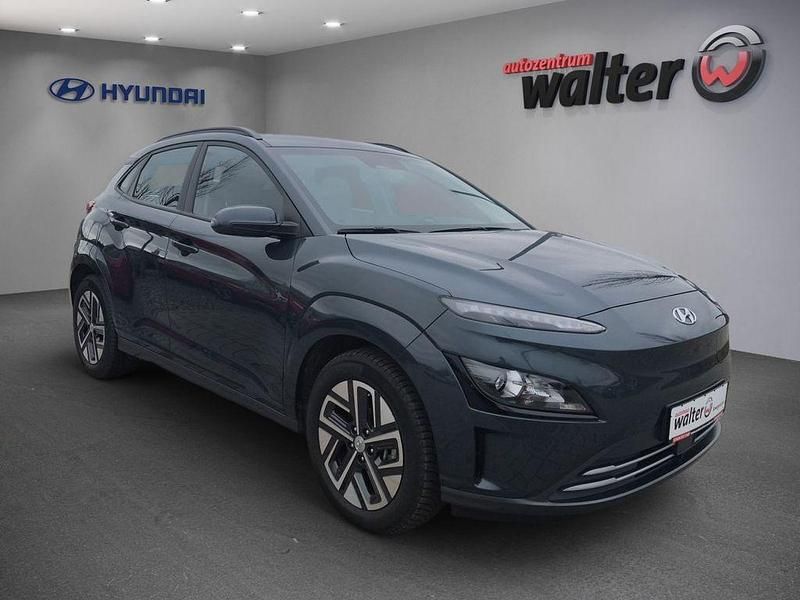 Gebraucht Hyundai Kona Select 100 kW (136 PS) 2022 Blau SUV