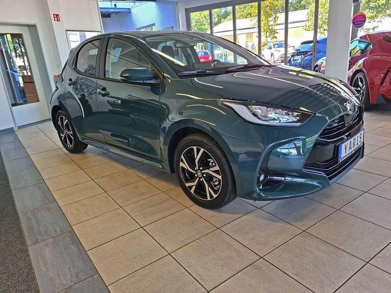 Neu Toyota Yaris Hybrid Comfort 92 PS (67 kW) 2025 Grün Limousine