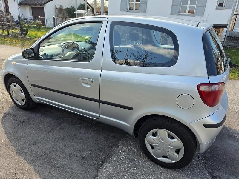 Gebraucht Toyota Yaris 85 PS (62 kW) 2002 Silber Kleinwagen