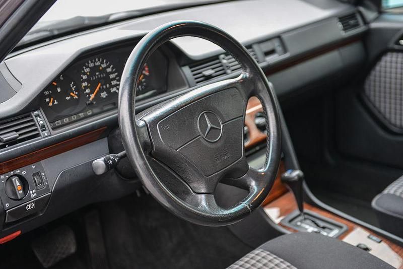 Gebraucht Mercedes 220 150 PS (110 kW) 1993 Limousine