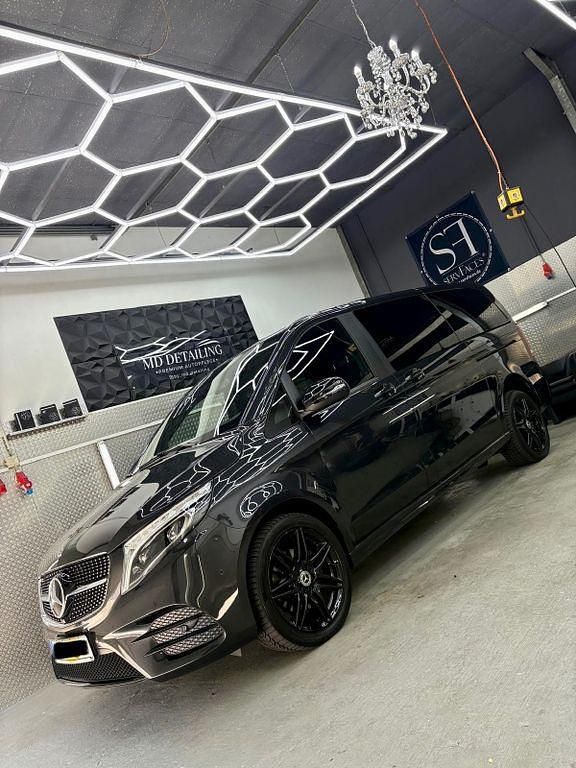 Grau Gebraucht 2022 Mercedes V300 Edition Van / Kleinbus | 59.900 € (Teuer) - Bild 1/4