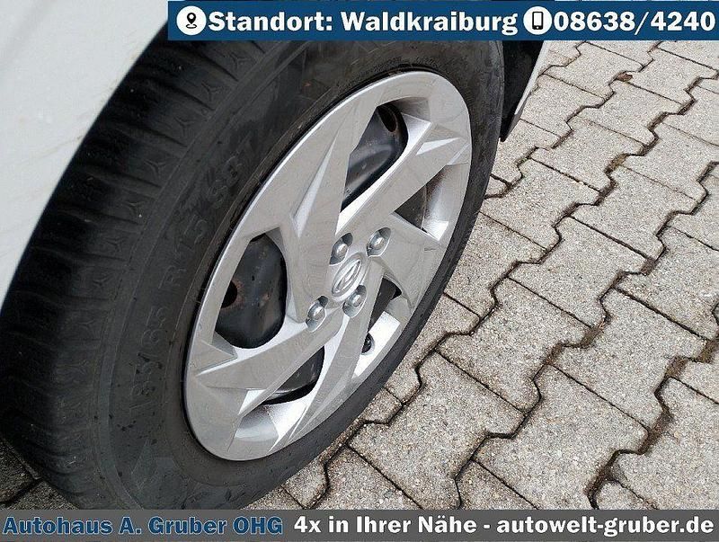 Gebraucht Hyundai i20 101 PS (74 kW) 2022 Polar white Kleinwagen