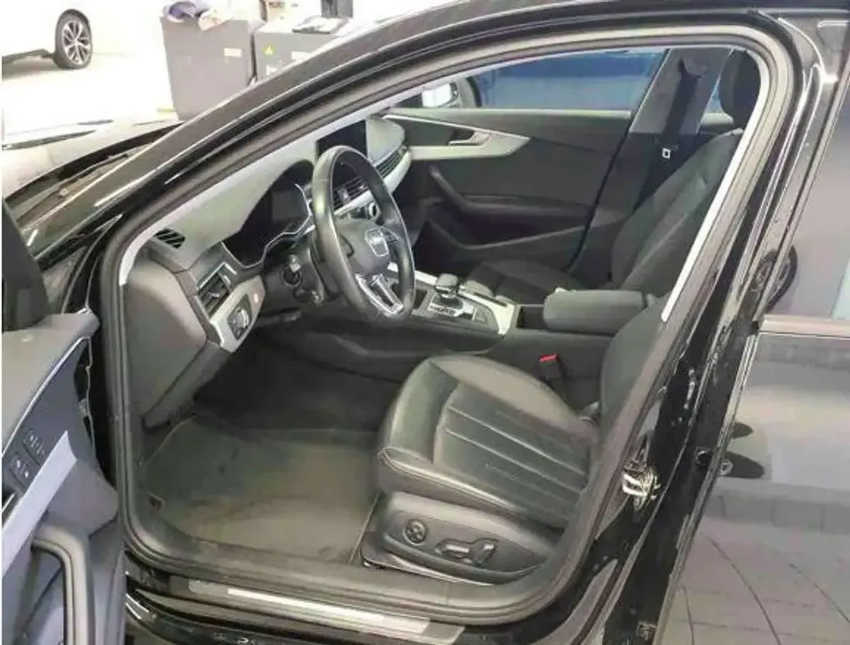 Second-hand Audi A4 Advanced Plus 204 CP (150 kW) 2023 Negru Break