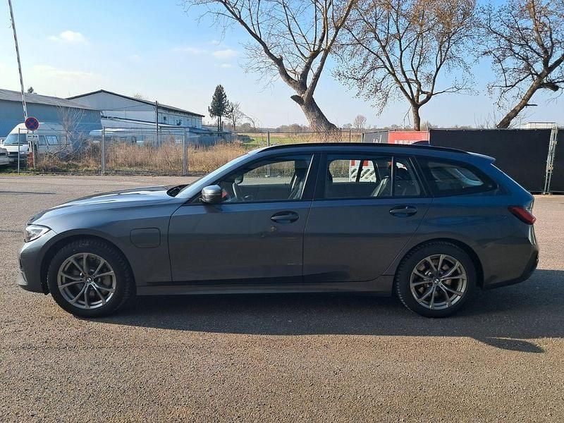 Gebraucht BMW 330e Advantage 184 PS (135 kW) 2021 Grau Kombi