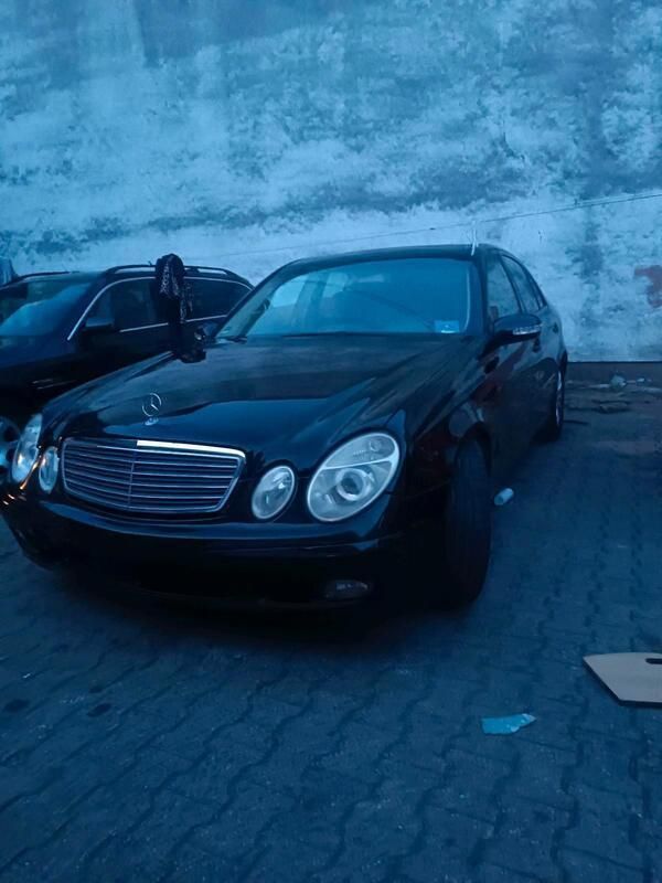 Schwarz Gebraucht 2003 Mercedes E220 Limousine | 1.890 € (Superpreis) - Bild 1/4