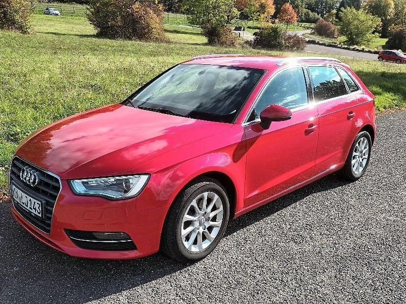 Rot Gebraucht 2015 Audi A3 Attraction Limousine | 10.900 € (Fairer Preis) - Bild 1/4