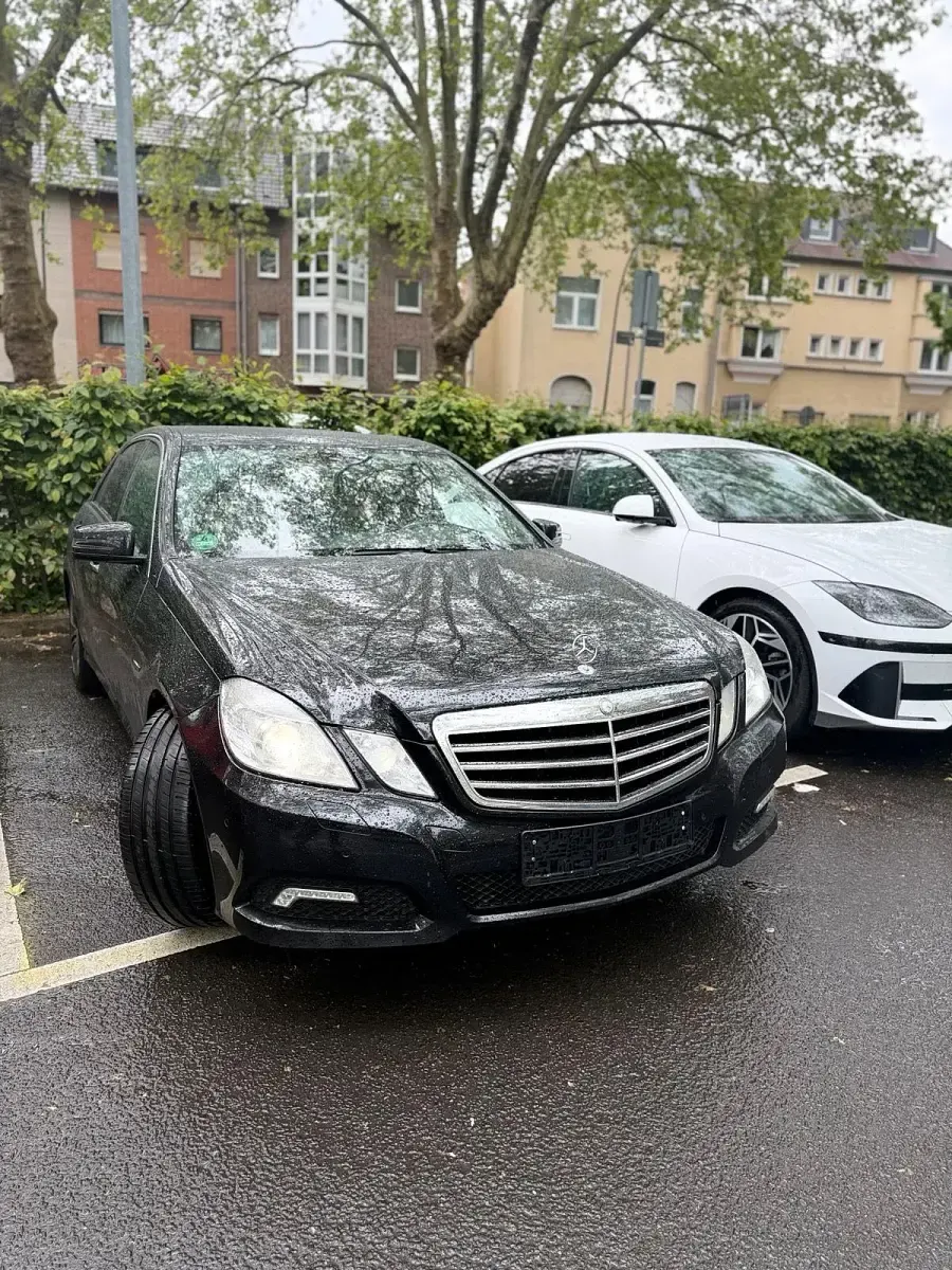Gebraucht Mercedes E220 Avantgarde 170 PS (125 kW) 2010 Schwarz Limousine