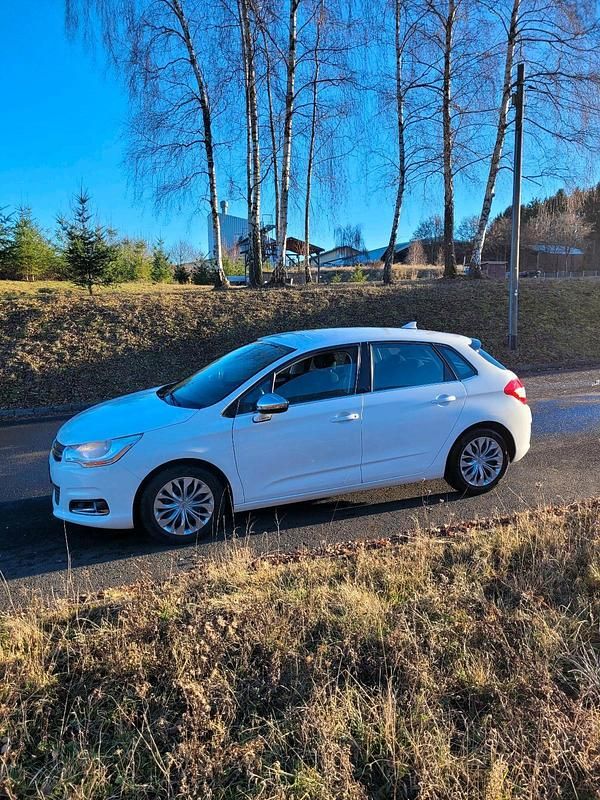 Weiß Gebraucht 2013 Citroën C4 Limousine | 4.490 € (Fairer Preis) - Bild 1/4