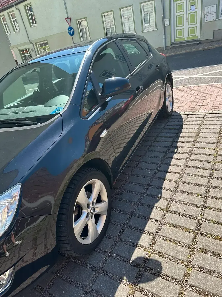 Second-hand Opel Astra 140 CP (102 kW) 2010 Negru Hatchback