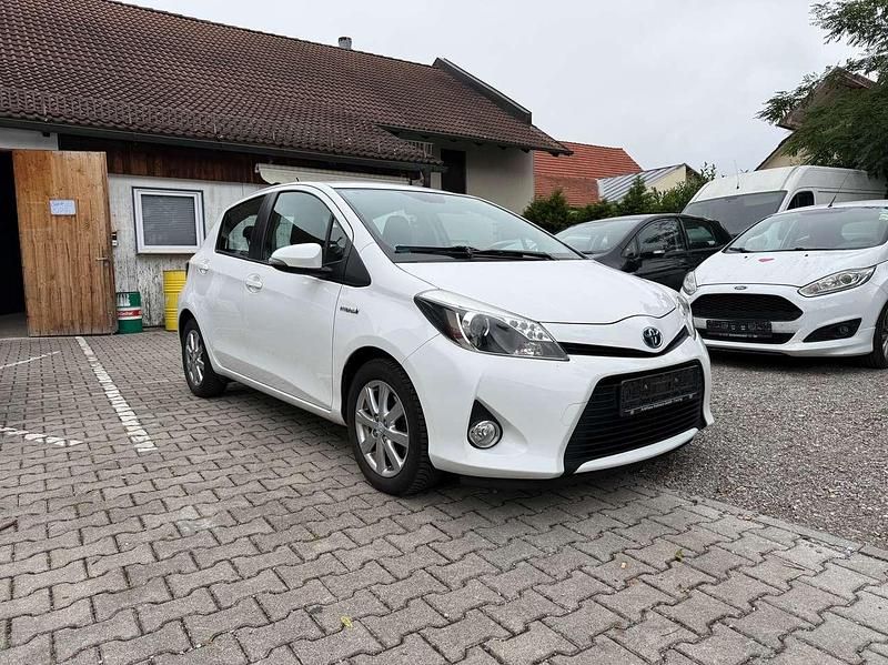 Gebraucht Toyota Yaris Hybrid Life 75 PS (55 kW) 2013 Weiß Kleinwagen