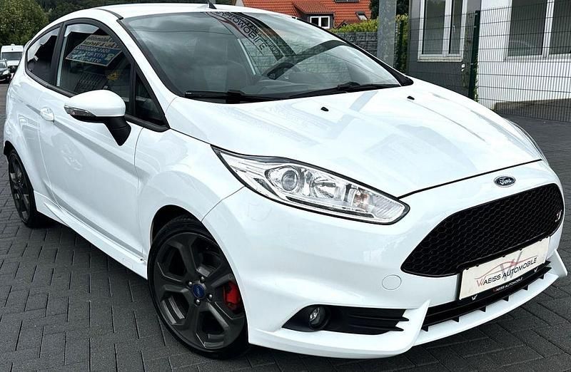 Weiß Gebraucht 2016 Ford Fiesta ST Kleinwagen | 11.999 € (Etwas zu teuer) - Bild 1/4