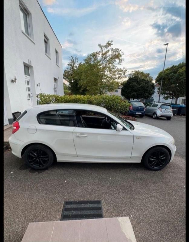 Weiß Gebraucht 2011 BMW 116 Kleinwagen | 4.800 € (Fairer Preis) - Bild 1/4