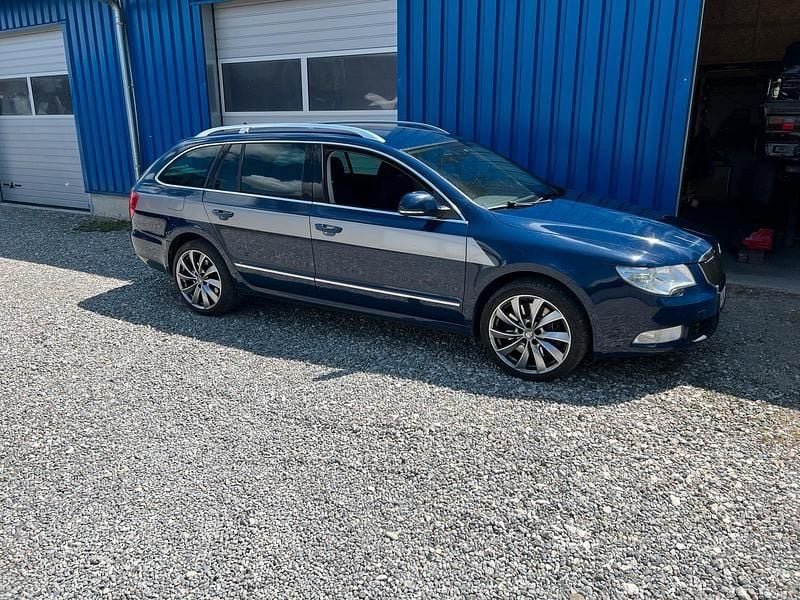 Blau Gebraucht 2011 Skoda Superb Kombi | 5.999 € (Fairer Preis) - Bild 1/4