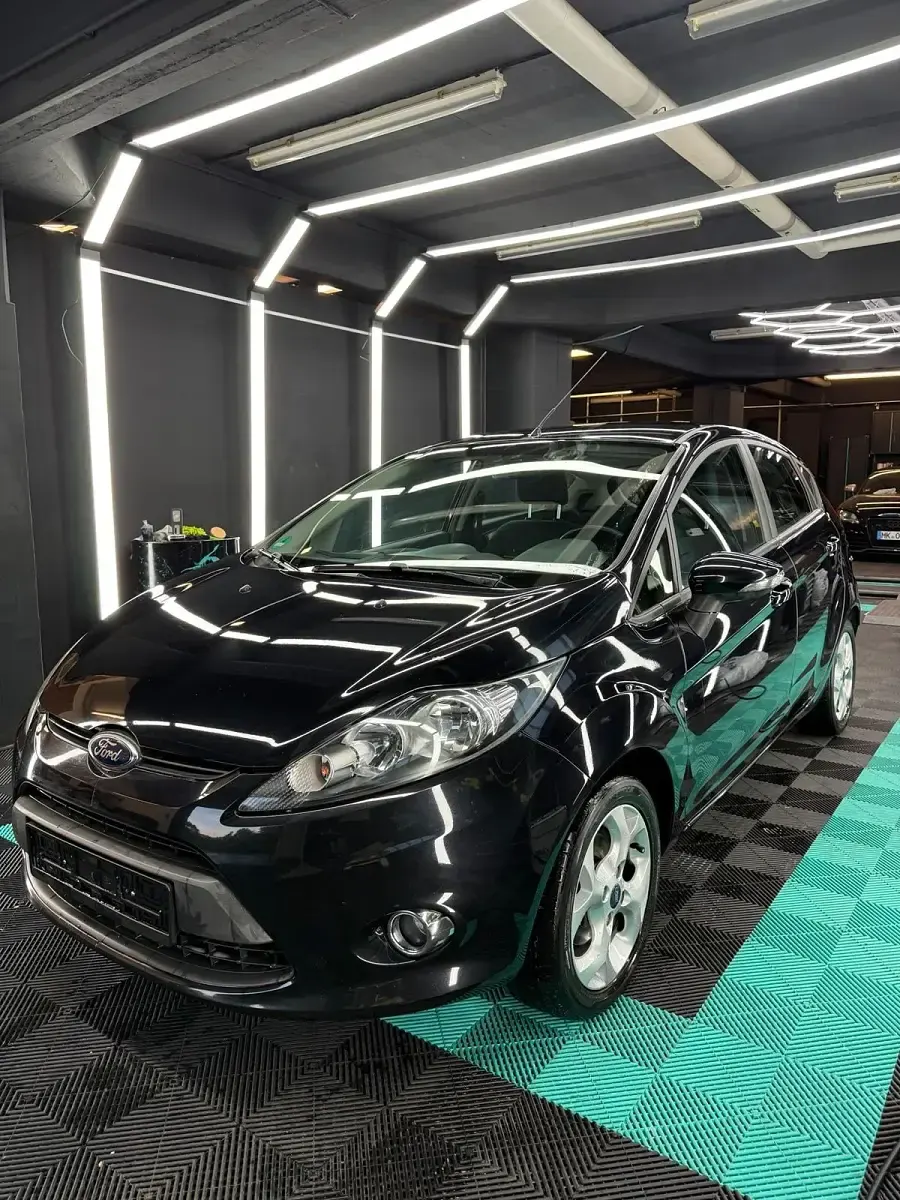 Gebraucht Ford Fiesta 95 PS (69 kW) 2012 Schwarz Limousine