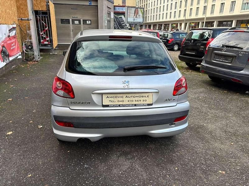 Gebraucht Peugeot 206 Basis 75 PS (55 kW) 2010 Aluminiumgrau/metallic Limousine