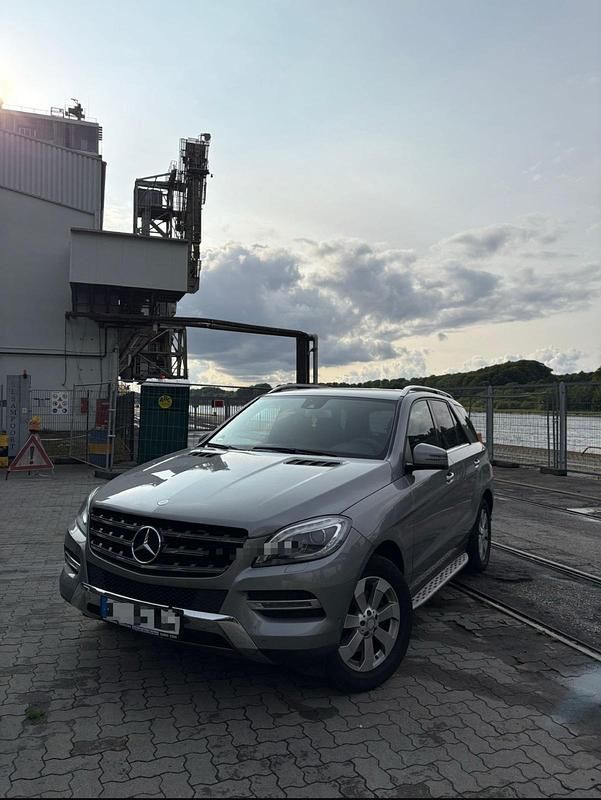 Grau Gebraucht 2014 Mercedes 250 SUV | 17.500 € - Bild 1/4