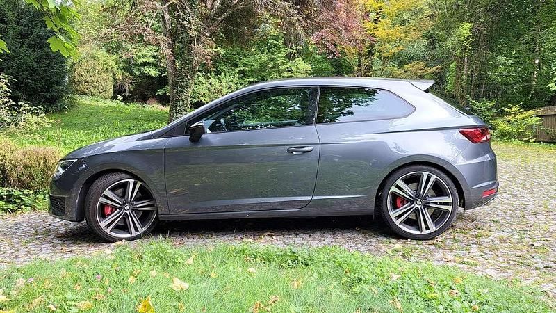 Grau Gebraucht 2014 Seat Leon SC Kleinwagen | 16.750 € - Bild 1/4