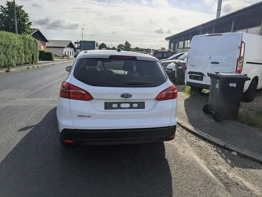 Gebraucht Ford Focus Trend 105 PS (77 kW) 2017 Weiß Limousine